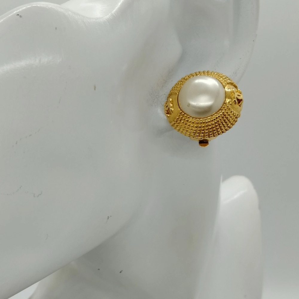 Chanel Faux Pearl clip on vintage earrings - Picture 9 of 9